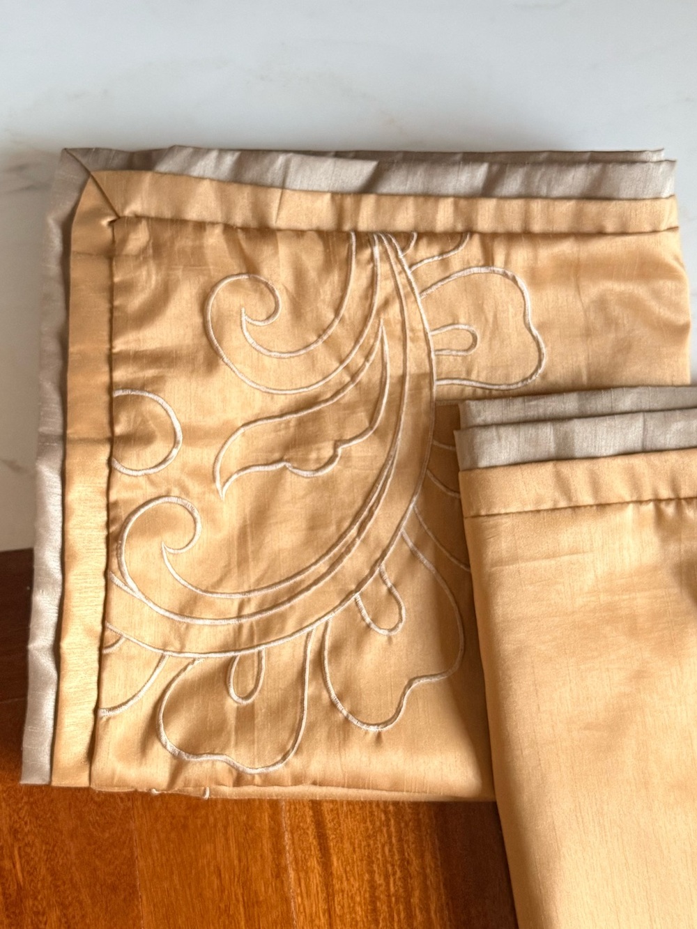 MARTHA STEWART 2 EURO SHAMS Embroidered Sateen Pillow Shams Golden Floral Scroll